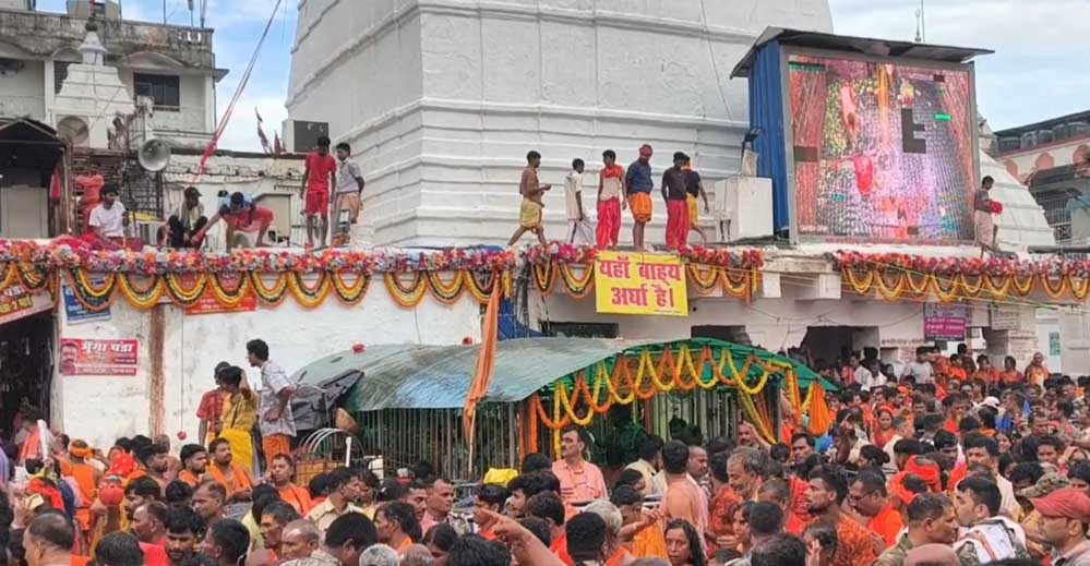 सावन के पहले सोमवार को बैद्यनाथ मंदिर में उमड़ी श्रद्धालुओं की भीड़ सावन के पहले सोमवार को बैद्यनाथ मंदिर में उमड़ी श्रद्धालुओं की भीड़