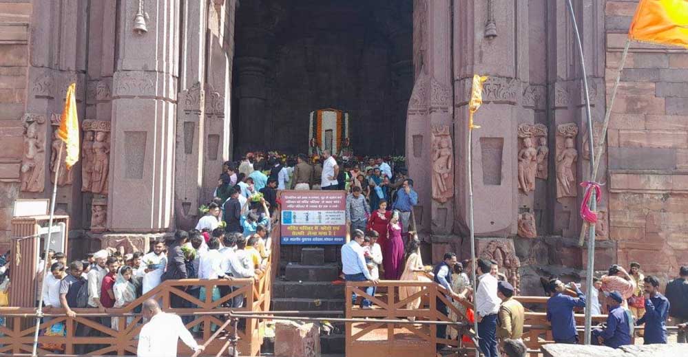 सावन के पहले सोमवार पर भोजपुर में भक्तों का लगा तांता, शिवालयों में उमड़ी भक्तों की भीड़ सावन के पहले सोमवार पर भोजपुर में भक्तों का लगा तांता, शिवालयों में उमड़ी भक्तों की भीड़