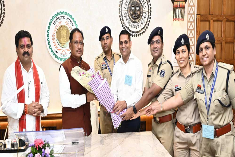 रायपुर : मुख्यमंत्री विष्णु देव साय से राज्य पुलिस सेवा अधिकारियों ने की सौजन्य भेंट रायपुर : मुख्यमंत्री विष्णु देव साय से राज्य पुलिस सेवा अधिकारियों ने की सौजन्य भेंट