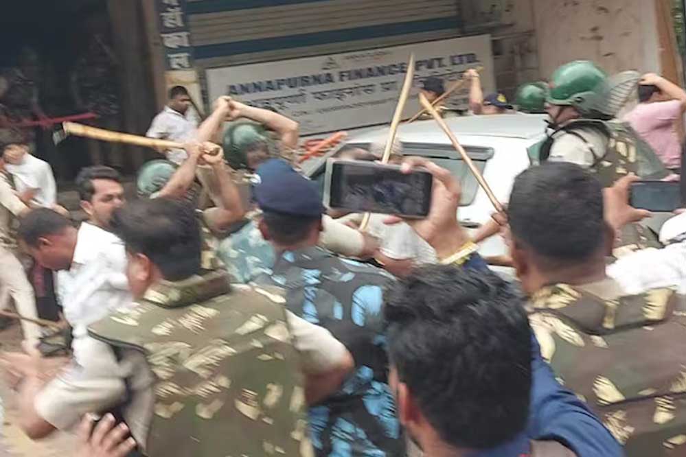 हरदा लाठीचार्ज में सीएम ने सवाल उठाया– रिपोर्ट मांगी, सियासी आरोप-प्रत्यारोप तेज हरदा लाठीचार्ज में सीएम ने सवाल उठाया– रिपोर्ट मांगी, सियासी आरोप-प्रत्यारोप तेज