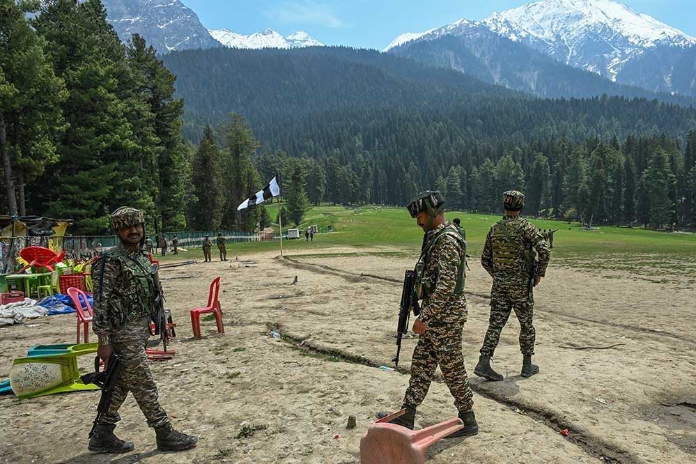 चश्मदीद का खुलासा : पहलगाम में 26 लोगों की हत्या के बाद आतंकियों ने मनाया था जश्न चश्मदीद का खुलासा : पहलगाम में 26 लोगों की हत्या के बाद आतंकियों ने मनाया था जश्न