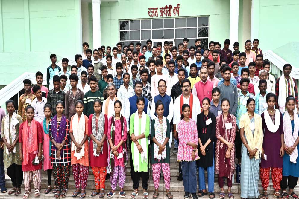 रायपुर : बस्तर के बच्चों का स्वर्णिम भविष्य सुनिश्चित करने के लिए सरकार प्रतिबद्ध – मुख्यमंत्री विष्णुदेव साय रायपुर : बस्तर के बच्चों का स्वर्णिम भविष्य सुनिश्चित करने के लिए सरकार प्रतिबद्ध – मुख्यमंत्री विष्णुदेव साय