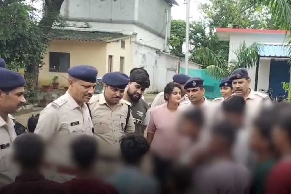 विदिशा रेलवे स्टेशन से 20 नाबालिग बच्चों का हुआ रेस्क्यू, 6 तस्कर गिरफ्तार विदिशा रेलवे स्टेशन से 20 नाबालिग बच्चों का हुआ रेस्क्यू, 6 तस्कर गिरफ्तार