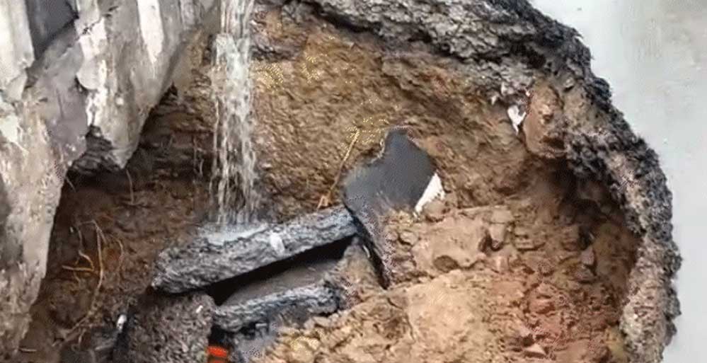 भोपाल में धंसी सड़क, एमपी नगर चौराहे के पास सड़क पर 10 फीट का गड्ढा भोपाल में धंसी सड़क, एमपी नगर चौराहे के पास सड़क पर 10 फीट का गड्ढा