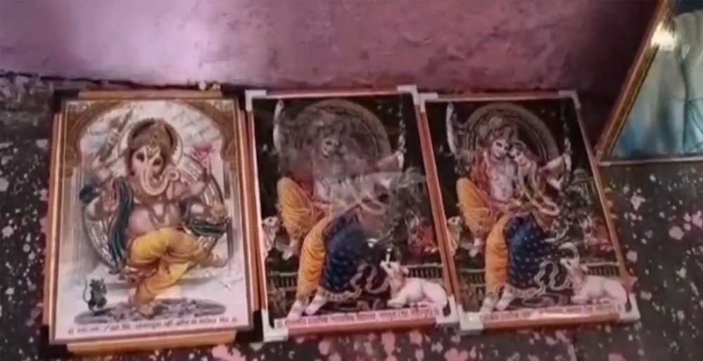 शिक्षक शकील मोहम्मद पर भारत माता की तस्वीर जलाने और छात्रों पर धर्म परिवर्तन का दबाव डालने का आरोप शिक्षक शकील मोहम्मद पर भारत माता की तस्वीर जलाने और छात्रों पर धर्म परिवर्तन का दबाव डालने का आरोप