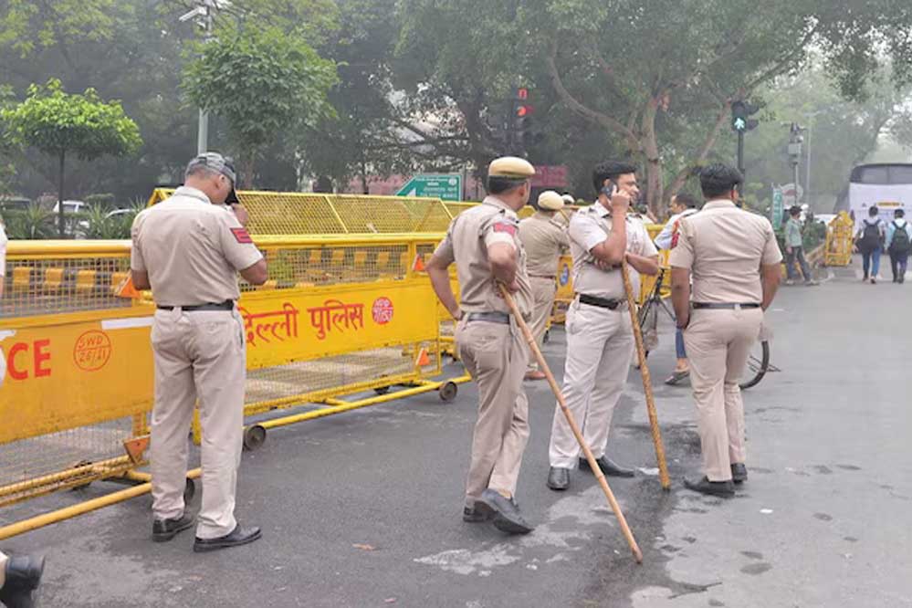 दिल्ली के 20 स्कूलों में सुबह-सुबह बम की धमकी, बेंगलुरु के 40 स्कूलों को भी थ्रेट मेल दिल्ली के 20 स्कूलों में सुबह-सुबह बम की धमकी, बेंगलुरु के 40 स्कूलों को भी थ्रेट मेल