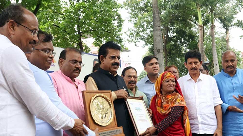 इंदौर नगर निगम की 7,500 सफाई मित्रों के लिए बड़ी घोषणा, हर महीने 1,000 रुपये अतिरिक्त स्वास्थ्य मद में दिए जाएंगे इंदौर नगर निगम की 7,500 सफाई मित्रों के लिए बड़ी घोषणा, हर महीने 1,000 रुपये अतिरिक्त स्वास्थ्य मद में दिए जाएंगे