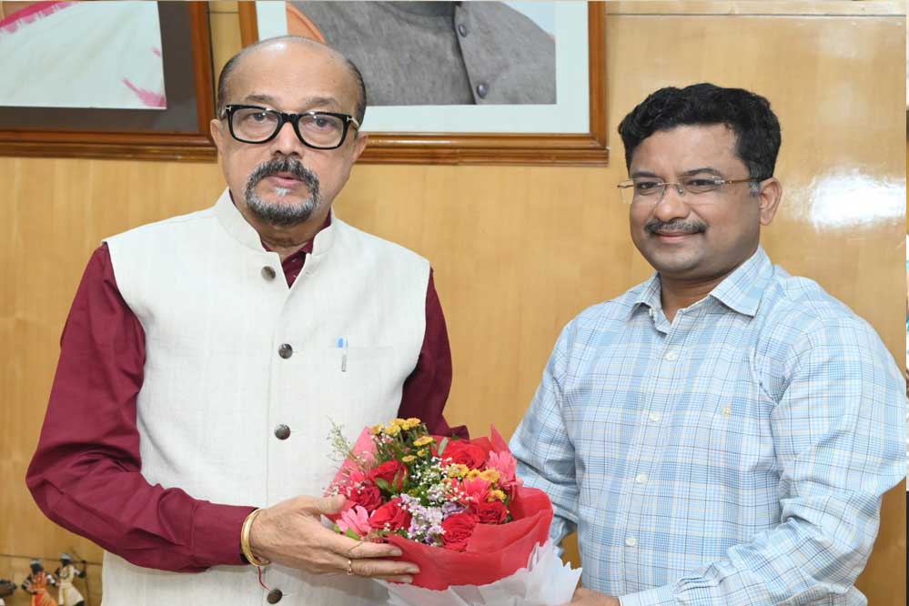 रायपुर : राज्यपाल डेका से आदिम जाति विभाग के प्रमुख सचिव श्री बोरा ने की सौजन्य भेंट