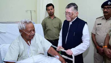 राज्यपाल संतोष गंगवार ने अस्पताल में कड़िया मुंडा से की भेंट, शीघ्र स्वस्थ होने की कामना