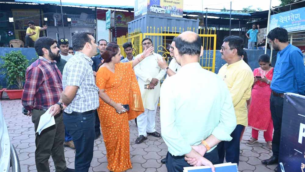 तेलीबांधा तालाब परिसर में लगातार अनियमितताओं और अव्यवस्थाओं पर महापौर मिनल चौबे ने औचक किया निरीक्षण