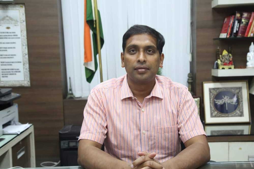 इंदौर कलेक्टर आशीष सिंह का सराहनीय कदम, खुद की सैलरी से 22 बच्चों की पढ़ाई का खर्च उठाया इंदौर कलेक्टर आशीष सिंह का सराहनीय कदम, खुद की सैलरी से 22 बच्चों की पढ़ाई का खर्च उठाया