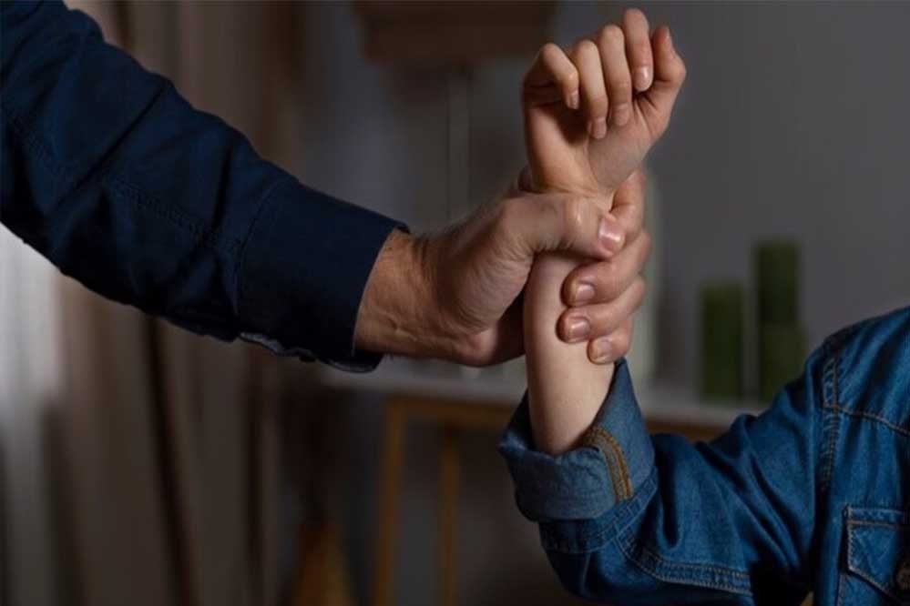 पूर्व महिला सांसद का बड़ा खुलासा: पति करता था यौन शोषण और मारपीट पूर्व महिला सांसद का बड़ा खुलासा: पति करता था यौन शोषण और मारपीट