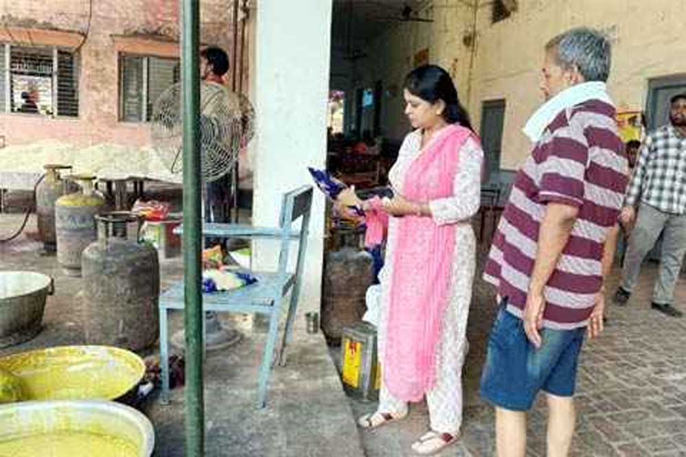 बलौदाबाजार : त्योहारी सीजन में खाद्य एवं औषधि प्रशासन क़ी टीम ने चलाया जांच अभियान बलौदाबाजार : त्योहारी सीजन में खाद्य एवं औषधि प्रशासन क़ी टीम ने चलाया जांच अभियान