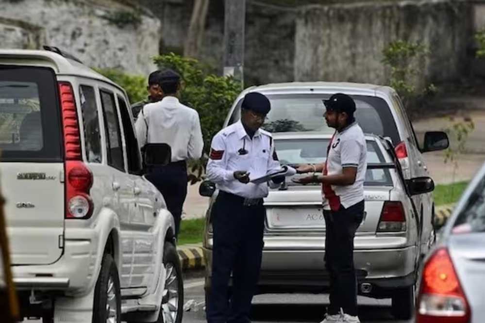 यूपी में 5000 करोड़ का ट्रैफिक फाइन बकाया, 3 लाख वाहन रेडार पर, 60 हजार DL सस्पेंड होंगे यूपी में 5000 करोड़ का ट्रैफिक फाइन बकाया, 3 लाख वाहन रेडार पर, 60 हजार DL सस्पेंड होंगे