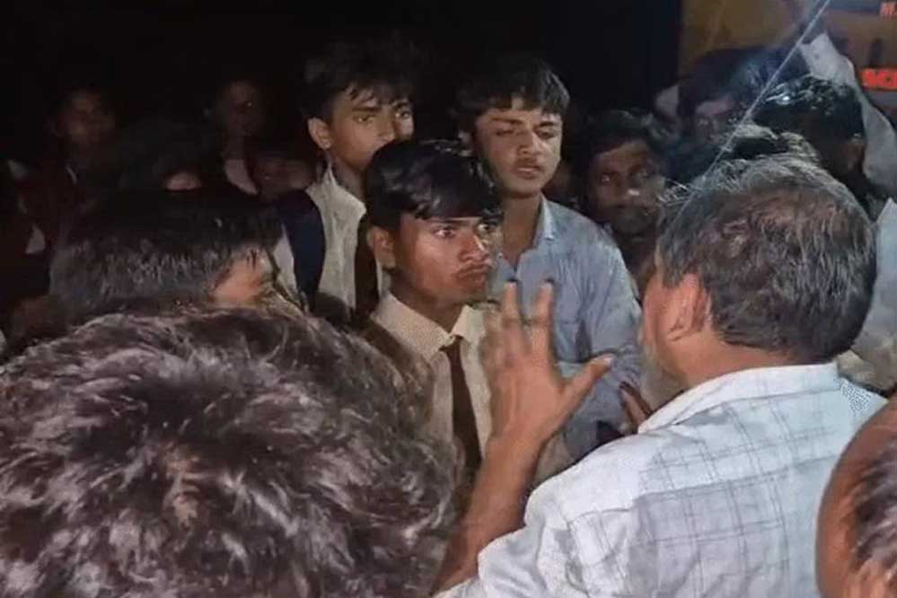 170 छात्रों का 30 किमी पैदल संघर्ष रंग लाया, कलेक्टर से मिले तो हटाया गया प्राचार्य 170 छात्रों का 30 किमी पैदल संघर्ष रंग लाया, कलेक्टर से मिले तो हटाया गया प्राचार्य