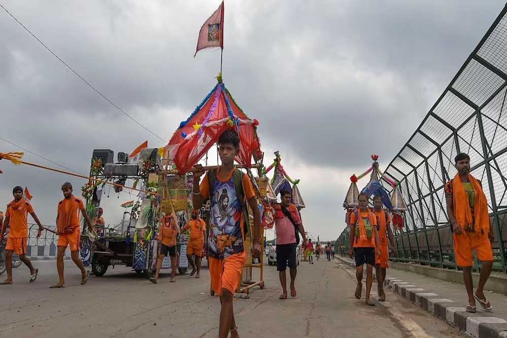 कांवड़ यात्रा: UP-उत्तराखंड सरकार का QR कोड का आदेश जारी रहेगा, SC में मामला अब भी पेंडिंग कांवड़ यात्रा: UP-उत्तराखंड सरकार का QR कोड का आदेश जारी रहेगा, SC में मामला अब भी पेंडिंग