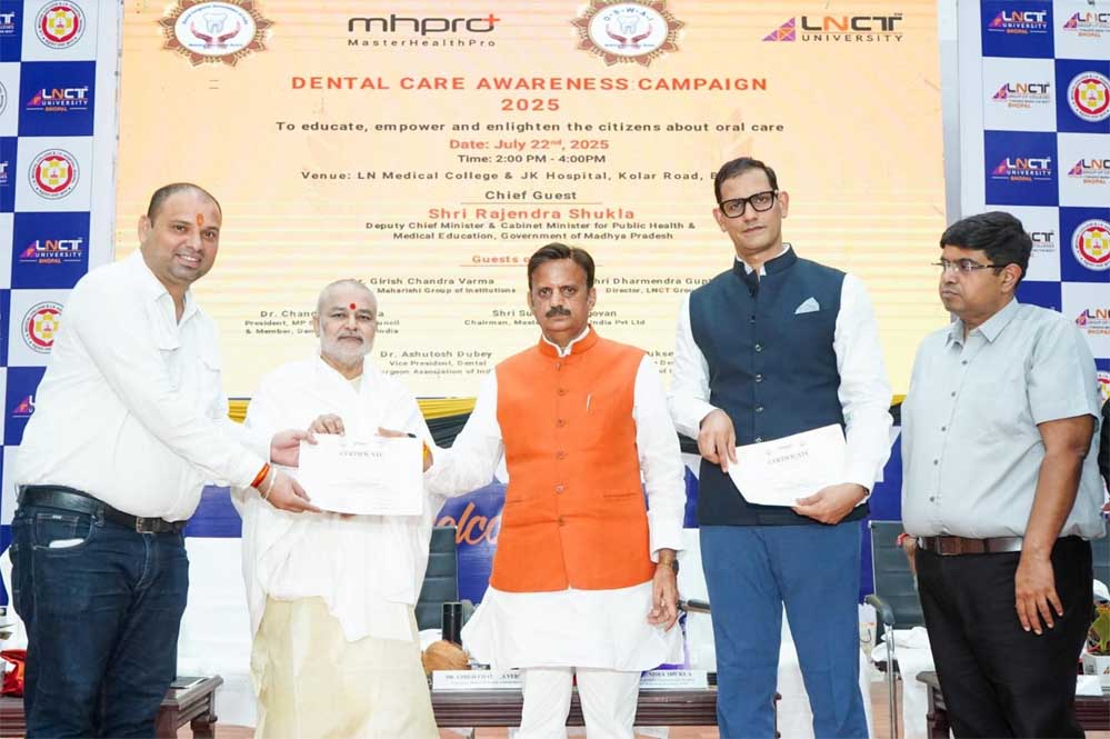 जंगल में शेर को तख्ती लगाकर चलते नही देखा जंगल में शेर को तख्ती लगाकर चलते नही देखा