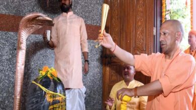 गोरखपुर में CM योगी आदित्यनाथ ने सावन शिवरात्रि के अवसर पर मानसरोवर मंदिर में रुद्राभिषेक किया