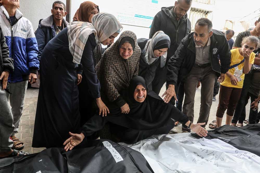 गाजा में तबाही की इंतहा: भूख-प्यास से तड़पते लोग, बमबारी के बीच गूंजती युद्धविराम की पुकार