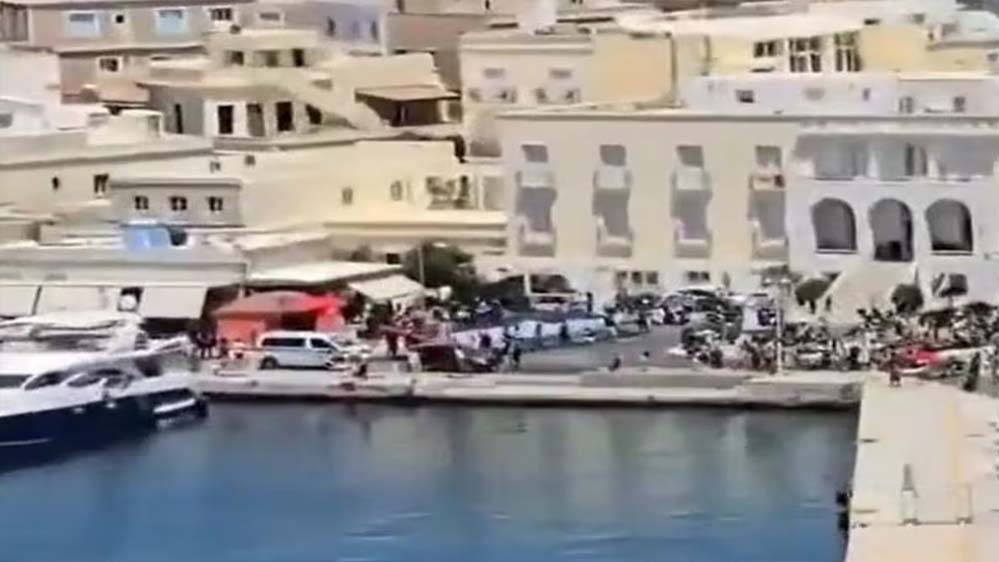 ग्रीस ने इजरायली जहाज को रोका, 1600 यात्रियों के साथ बदलना पड़ा रूट ग्रीस ने इजरायली जहाज को रोका, 1600 यात्रियों के साथ बदलना पड़ा रूट