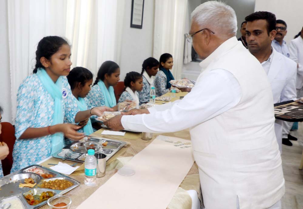 राज्यपाल पटेल ने दिव्यांग बालिकाओं के साथ किया सह-भोज राज्यपाल पटेल ने दिव्यांग बालिकाओं के साथ किया सह-भोज