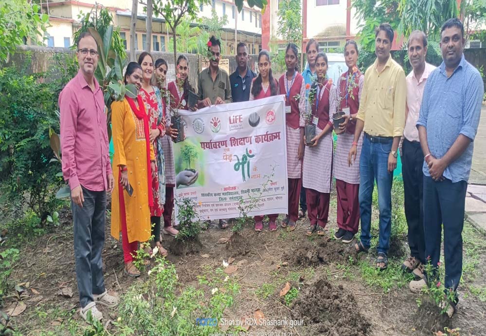शासकीय कन्या  महाविद्यालय सिवनी मालवा में  एक पेड़ मां के नाम योजना के अंतर्गत पौधे वितरित किये