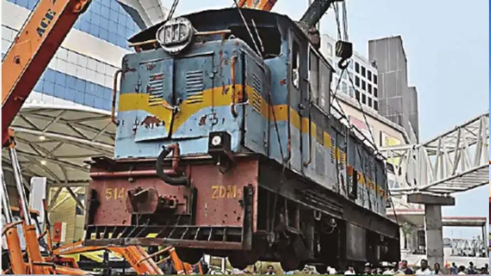 30 साल सेवा के बाद रिटायर हुआ ट्रेन का इंजन! रानी कमलापति स्टेशन पर सजा गौरवशाली इतिहास 30 साल सेवा के बाद रिटायर हुआ ट्रेन का इंजन! रानी कमलापति स्टेशन पर सजा गौरवशाली इतिहास