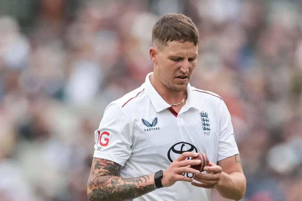 इंग्लैंड के इस गेंदबाज पर लगे बॉल टेम्परिंग के आरोप… गेंद के साथ की ये ‘हरकत’, VIDEO इंग्लैंड के इस गेंदबाज पर लगे बॉल टेम्परिंग के आरोप… गेंद के साथ की ये ‘हरकत’, VIDEO