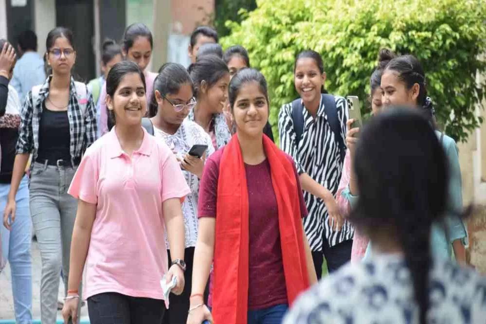 प्रदेशभर में एक ही पाली में हुई आरओ-एआरओ परीक्षा, 2382 केंद्रों पर कड़ी निगरानी प्रदेशभर में एक ही पाली में हुई आरओ-एआरओ परीक्षा, 2382 केंद्रों पर कड़ी निगरानी