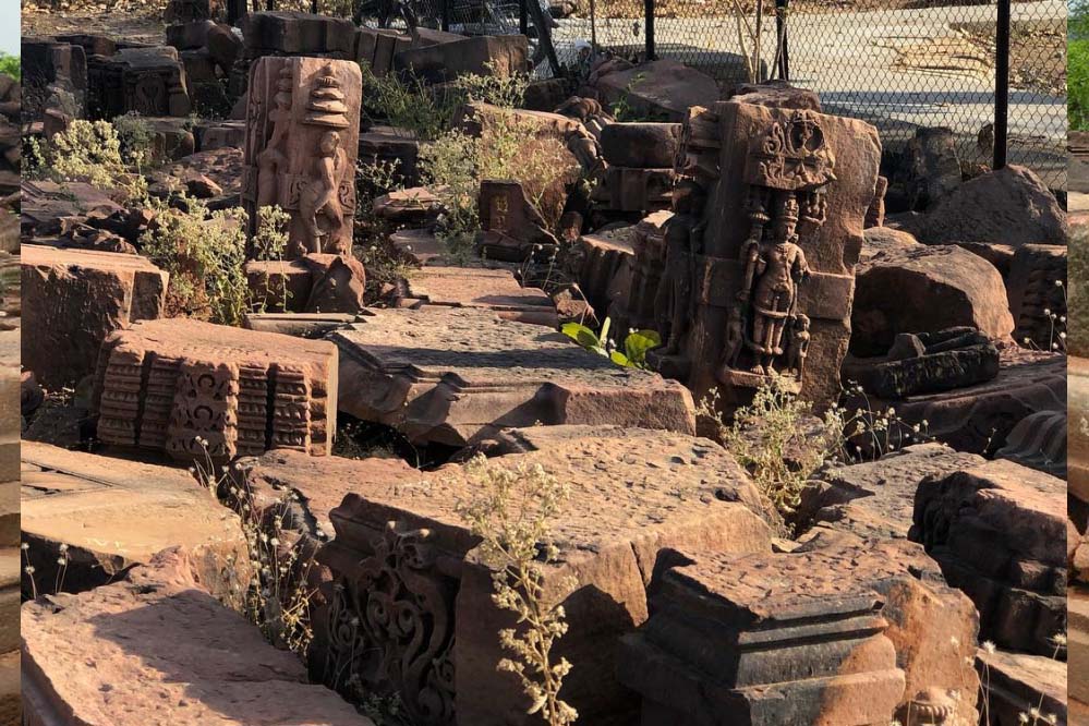 मध्य प्रदेश के आशापुरी गांव में 900 साल पुराने भूतनाथ महादेव मंदिर का पुनर्निर्माण किया जाएगा मध्य प्रदेश के आशापुरी गांव में 900 साल पुराने भूतनाथ महादेव मंदिर का पुनर्निर्माण किया जाएगा
