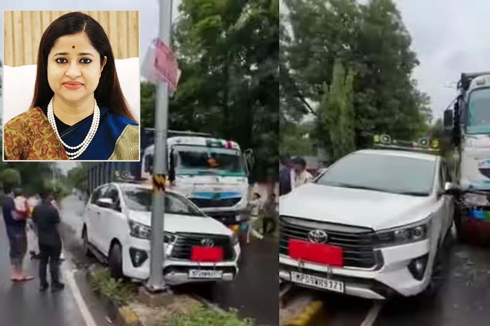 झाबुआ कलेक्टर नेहा मीना की कार को डंपर से टक्कर, हादसे में बाल-बाल बचीं झाबुआ कलेक्टर नेहा मीना की कार को डंपर से टक्कर, हादसे में बाल-बाल बचीं