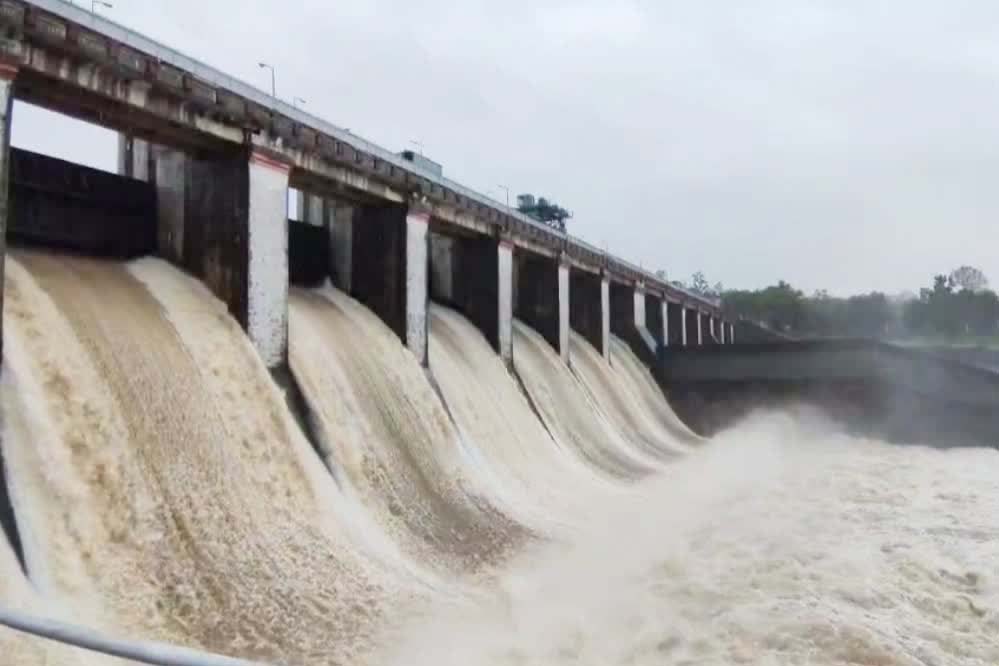 MP में बारिश ने पकड़ी रफ्तार: भोपाल-नर्मदापुरम में 8 इंच बारिश का अलर्ट, 34 जिलों में भारी बारिश की चेतावनी