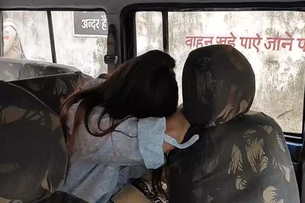 लव जिहाद फंडिंग केस में कांग्रेस पार्षद की बेटी दिल्ली से गिरफ्तार, अनवर कादरी फरार लव जिहाद फंडिंग केस में कांग्रेस पार्षद की बेटी दिल्ली से गिरफ्तार, अनवर कादरी फरार