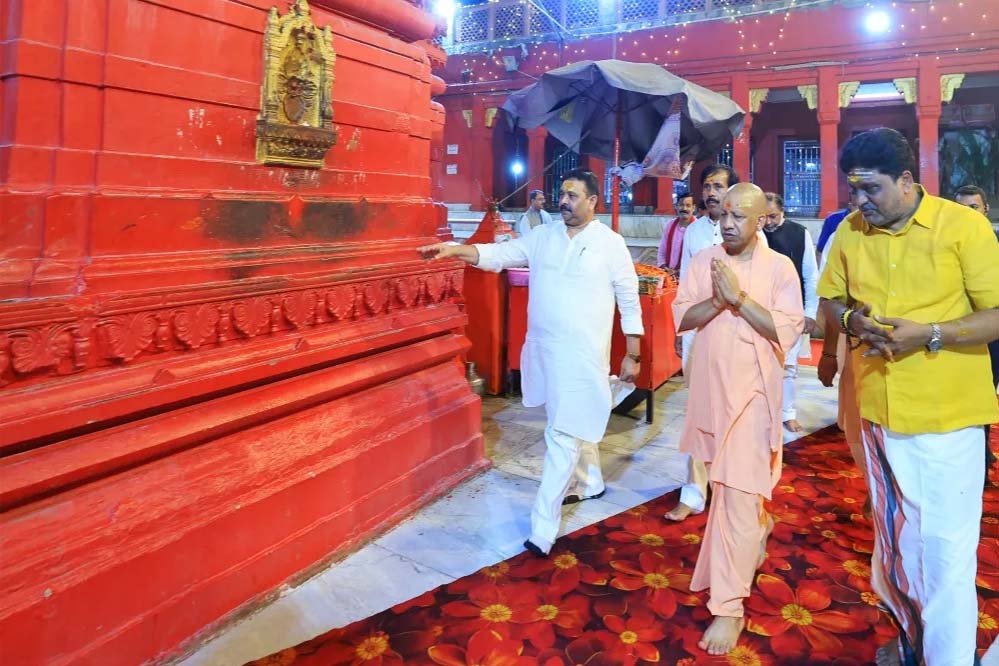 सीएम योगी ने पीएम मोदी की सभा स्थल का लिया जायजा, काशी से रवाना हुए