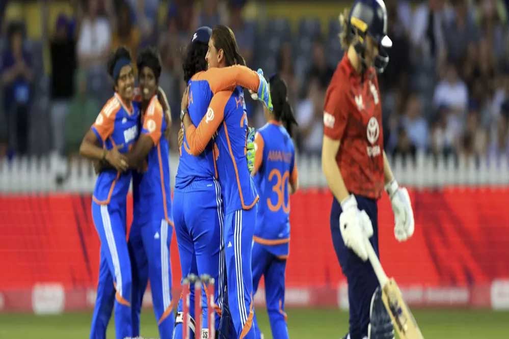 जेमिमा और अमनजोत की जोरदार बल्लाजी, भारत ने लगातार दूसरे T20 मैच में दी इंग्लैंड को पटखनी जेमिमा और अमनजोत की जोरदार बल्लाजी, भारत ने लगातार दूसरे T20 मैच में दी इंग्लैंड को पटखनी