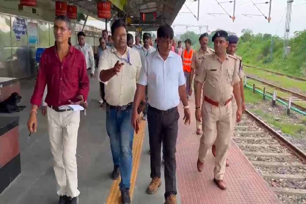 गिरिडीह स्टेशन की बदहाली देख चौंके वाणिज्य प्रबंधक, जताई चिंता गिरिडीह स्टेशन की बदहाली देख चौंके वाणिज्य प्रबंधक, जताई चिंता