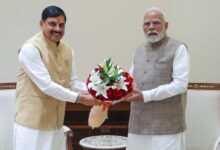 सीएम मोहन ने पीएम मोदी को सौंपा 18 महीने का रिपोर्ट कार्ड