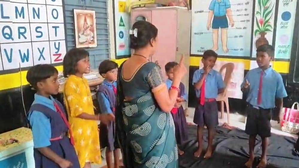 रायपुर : युक्तियुक्तकरण से बदली तस्वीर : पतरापारा महलोई प्राथमिक शाला में पढ़ाई को मिली रफ्तार रायपुर : युक्तियुक्तकरण से बदली तस्वीर : पतरापारा महलोई प्राथमिक शाला में पढ़ाई को मिली रफ्तार