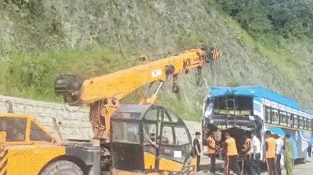 अमरनाथ यात्रा के दौरान बसों की टक्कर, 36 लोग घायल; नाश्ते के लिए रुका था काफिला अमरनाथ यात्रा के दौरान बसों की टक्कर, 36 लोग घायल; नाश्ते के लिए रुका था काफिला