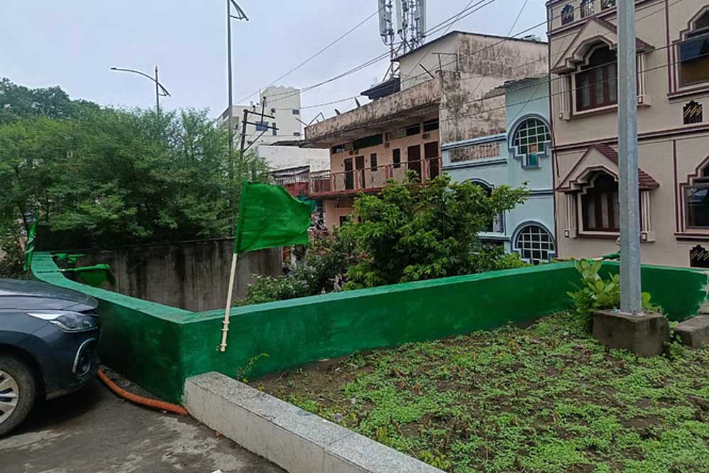 हमीदिया हॉस्पिटल में अतिक्रमण का मामला मुख्यमंत्री तक पहुंचा, हरा रंग पोत कर लगाये धार्मिक झंडे