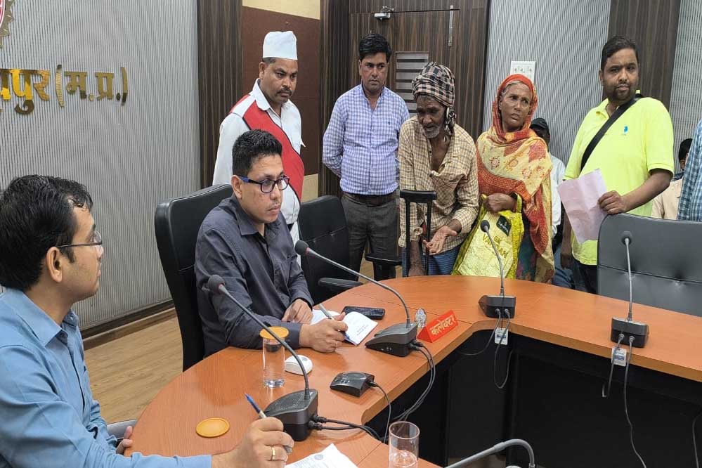 जनसुनवाई में आवेदकों ने कलेक्टर को बताई अपनी समस्याएं जनसुनवाई में आवेदकों ने कलेक्टर को बताई अपनी समस्याएं