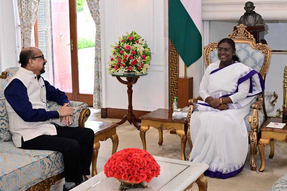 रायपुर : राष्ट्रपति श्रीमती मुर्मु से राज्यपाल श्री डेका ने की सौजन्य भेंट