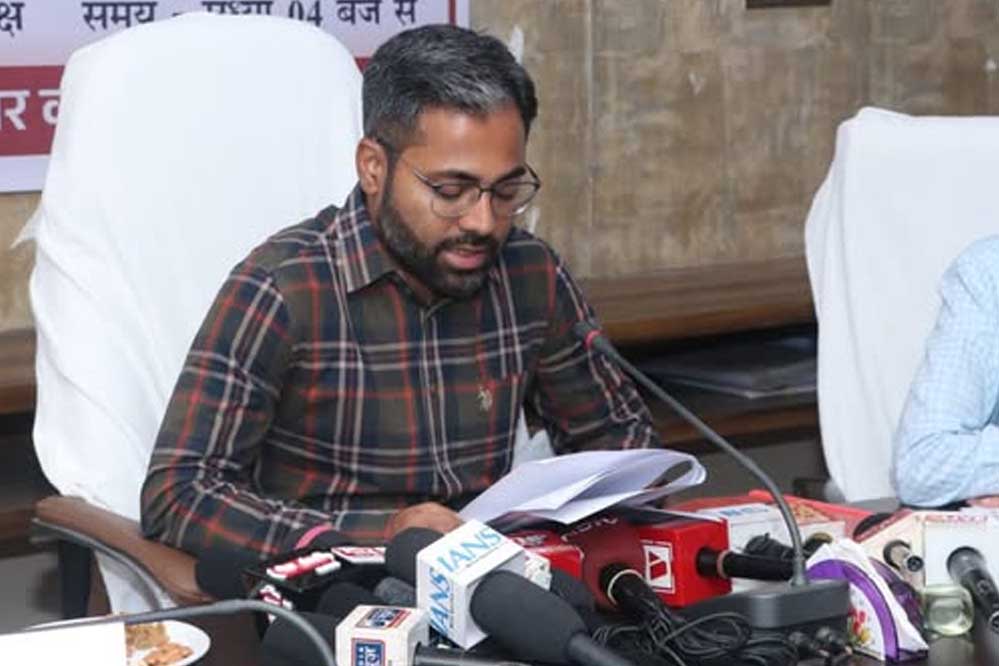 उत्तर बस्तर कांकेर : कलेक्टर ने लंबित कार्यों को जल्द से जल्द पूर्ण करने अधिकारियों को दिए निर्देश उत्तर बस्तर कांकेर : कलेक्टर ने लंबित कार्यों को जल्द से जल्द पूर्ण करने अधिकारियों को दिए निर्देश