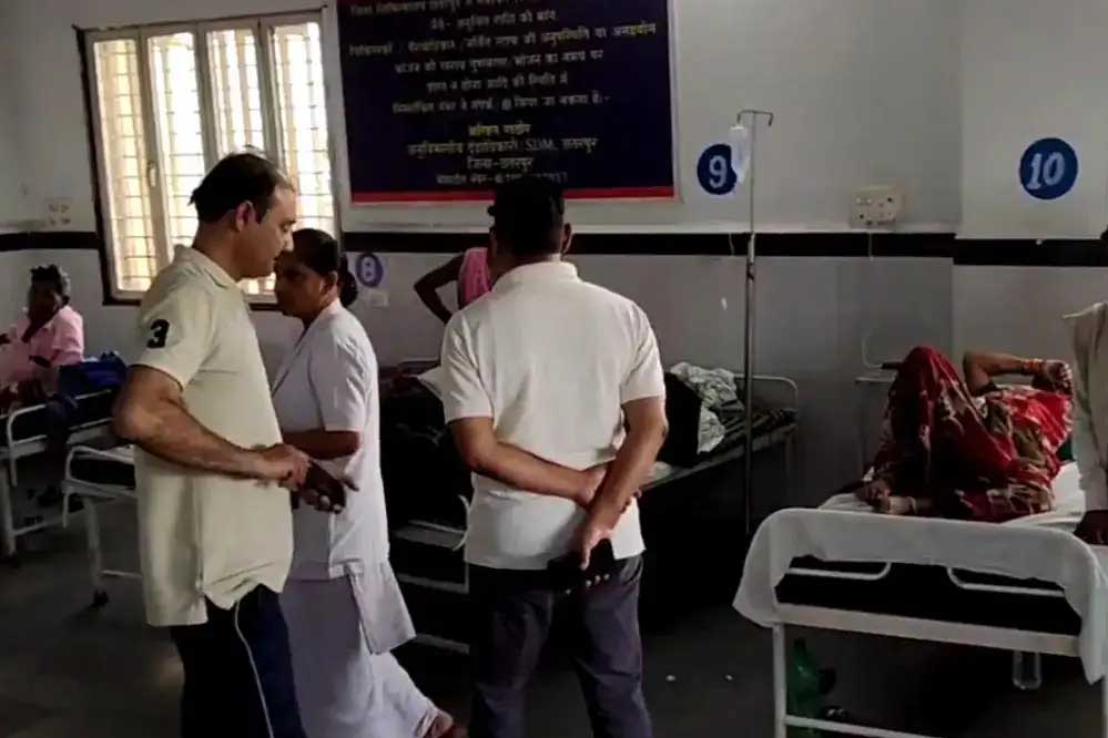 छतरपुर में ढाबे की छत गिरी, महिला की मौत, 10 घायल छतरपुर में ढाबे की छत गिरी, महिला की मौत, 10 घायल
