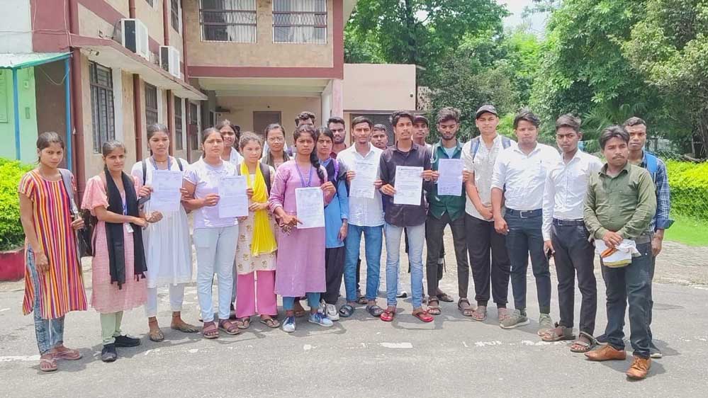 सैकड़ो की संख्या में अनुसूचित जाति जनजाति युवा छात्र संगठन के लोगों ने पुलिस अधीक्षक कार्यालय पहुंचकर सौंपा ज्ञापन