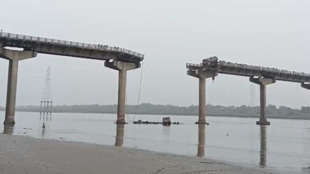 गुजरात : महिसागर नदी पर बना ब्रिज टूटा, कई वाहन गिरे, ट्रक लटका… 2 लोगों की मौत गुजरात : महिसागर नदी पर बना ब्रिज टूटा, कई वाहन गिरे, ट्रक लटका… 2 लोगों की मौत