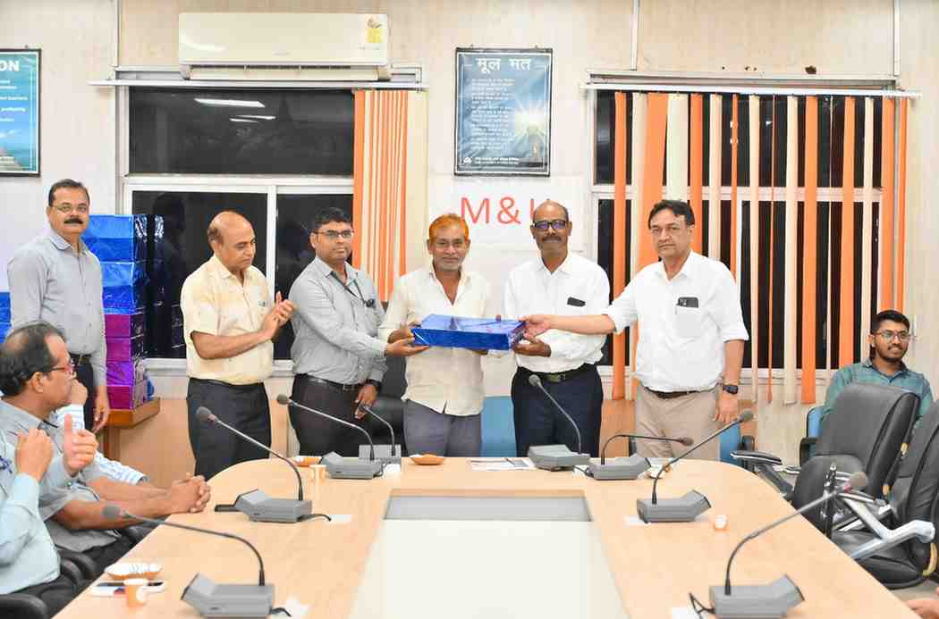 भिलाई इस्पात संयंत्र के संविदा कर्मियों को सुरक्षा पुरस्कारों से किया गया सम्मानित भिलाई इस्पात संयंत्र के संविदा कर्मियों को सुरक्षा पुरस्कारों से किया गया सम्मानित
