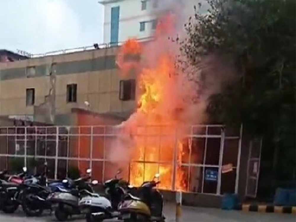 दिल्ली एम्स में ट्रांसफार्मर ब्लास्ट, आग बुझाने पहुंचीं 8 दमकल गाड़ियां – VIDEO वायरल दिल्ली एम्स में ट्रांसफार्मर ब्लास्ट, आग बुझाने पहुंचीं 8 दमकल गाड़ियां – VIDEO वायरल