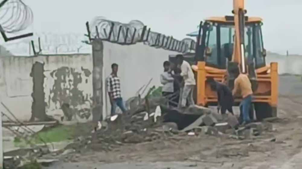 रीवा एयरपोर्ट की बाउंड्रीवॉल पहली बारिश में ढही, 500 करोड़ का प्रोजेक्ट सवालों में रीवा एयरपोर्ट की बाउंड्रीवॉल पहली बारिश में ढही, 500 करोड़ का प्रोजेक्ट सवालों में