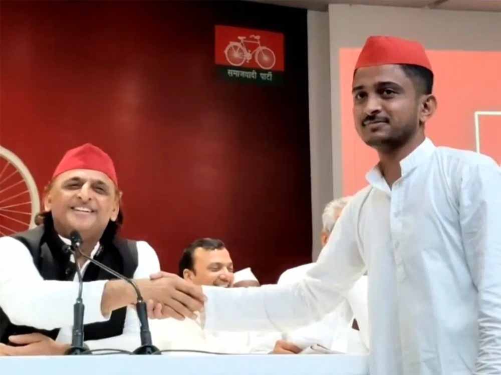 अखिलेश से मिलकर पुलिस पर लगाया था रिश्वत का आरोप, अब खुद फंसा; पिता ने ही खोली पोल अखिलेश से मिलकर पुलिस पर लगाया था रिश्वत का आरोप, अब खुद फंसा; पिता ने ही खोली पोल